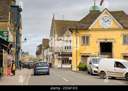 Tetbury, Gloucestershire, England, Vereinigtes Königreich - 13. April 2024: Stadtzentrum und Stadtuhr in der historischen ländlichen Stadt Tetbury. Stockfoto