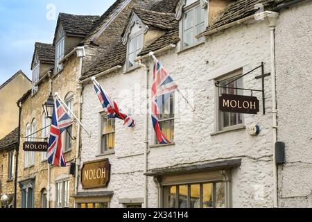 Tetbury, Gloucestershire, England, Vereinigtes Königreich - 13. April 2024: Union Jack flaggen über Geschäften im Stadtzentrum der historischen ländlichen Stadt Tetbury. Stockfoto