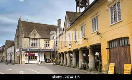 Tetbury, Gloucestershire, England, Vereinigtes Königreich - 13. April 2024: Stadtzentrum der historischen ländlichen Stadt Tetbury. Stockfoto