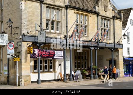 Tetbury, Gloucestershire, England, Großbritannien - 13. April 2024: Außenansicht des snooty Fox Hotels im Zentrum der historischen ländlichen Stadt Tetbury Stockfoto