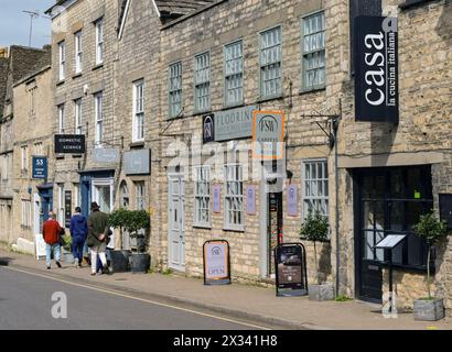 Tetbury, Gloucestershire, England, Vereinigtes Königreich - 13. April 2024: Menschen gehen vorbei an Geschäften und Restaurants im Zentrum der historischen ländlichen Stadt Tetbury. Stockfoto