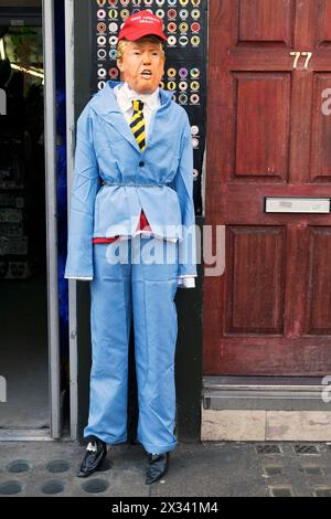 Donald Trump Bildnis Mannikin Schaufensterpuppe außerhalb Kostümmaske Porträt Scherzladen in Soho London England Großbritannien KATHY DEWITT Stockfoto