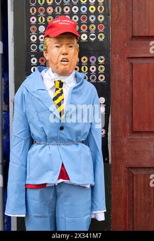 Donald Trump Bildnis Mannikin Puppe Porträt vor Kostümmaske Witz Shop Laden in Soho London England Großbritannien KATHY DEWITT Stockfoto