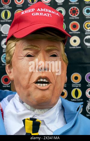 Donald Trump Porträt-Abbild-Mannikin-Schaufensterpuppe außerhalb Kostümmaske Scherzladen in Soho London England Großbritannien KATHY DEWITT Stockfoto