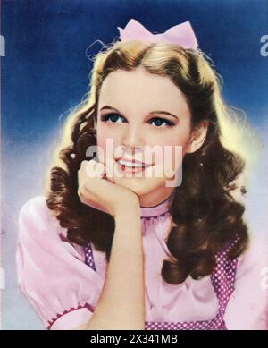 Farbporträt von JUDY GARLAND als Dorothy im ZAUBERER VON OZ 1939 Regisseur VICTOR FLEMING Book L. FRANK BAUM Kostümdesign ADRIAN Music HAROLD ARLEN, E.Y. Harburg und HERBERT STOTHART Produzent MERVYN Leroy Metro Goldwyn Mayer Stockfoto