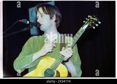 JARVIS COCKER, PULP, 2001: Jarvis Cocker von der Pulp-Band spielt live beim Homelands Festival in Winchester, England, 26. Mai 2001. Nach diesem Album und dieser Tour machte die Band eine 10-jährige Pause. Foto: Rob Watkins. INFO: Pulp, eine britische Alternative Rock Band, die 1978 gegründet wurde, erlangte in der Britpop-Ära der 90er Jahre Bekanntheit. Mit Jarvis Cocker prägten ihre Hits wie Common People und Alben wie Different Class ihren witzigen und sozial aufmerksamen Sound und hinterließen ein unauslöschliches Zeichen in der alternativen Musikszene. Stockfoto