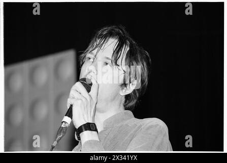 JARVIS COCKER, PULP, 2001: Jarvis Cocker von der Pulp-Band spielt live beim Homelands Festival in Winchester, England, 26. Mai 2001. Nach diesem Album und dieser Tour machte die Band eine 10-jährige Pause. Foto: Rob Watkins. INFO: Pulp, eine britische Alternative Rock Band, die 1978 gegründet wurde, erlangte in der Britpop-Ära der 90er Jahre Bekanntheit. Mit Jarvis Cocker prägten ihre Hits wie Common People und Alben wie Different Class ihren witzigen und sozial aufmerksamen Sound und hinterließen ein unauslöschliches Zeichen in der alternativen Musikszene. Stockfoto