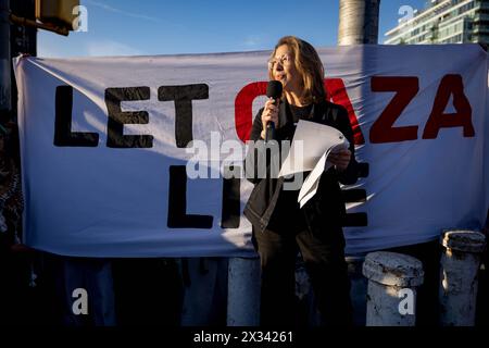 New York, New York, USA. April 2024. Der kanadische Autor Naomi Klein spricht, während jüdische Demonstranten in der Nähe des Wohnsitzes des Mehrheitsführers Chuck Schumer im US-Senat demonstrieren, während er am 23. April 2024 in New York City in einem Notfall „Passach Seder in the Streets“, Â. Hunderte von Demonstranten versammelten sich vor dem Haus des Senators, um den Mehrheitsführer aufzufordern, keine Waffen mehr an das israelische Militär zu schicken. (Kreditbild: © Michael Nigro/Pacific Press via ZUMA Press Wire) NUR REDAKTIONELLE VERWENDUNG! Nicht für kommerzielle ZWECKE! Stockfoto