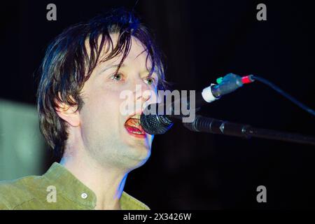 JARVIS COCKER, PULP, 2001: Jarvis Cocker von der Pulp-Band spielt live beim Homelands Festival in Winchester, England, 26. Mai 2001. Nach diesem Album und dieser Tour machte die Band eine 10-jährige Pause. Foto: Rob Watkins. INFO: Pulp, eine britische Alternative Rock Band, die 1978 gegründet wurde, erlangte in der Britpop-Ära der 90er Jahre Bekanntheit. Mit Jarvis Cocker prägten ihre Hits wie Common People und Alben wie Different Class ihren witzigen und sozial aufmerksamen Sound und hinterließen ein unauslöschliches Zeichen in der alternativen Musikszene. Stockfoto