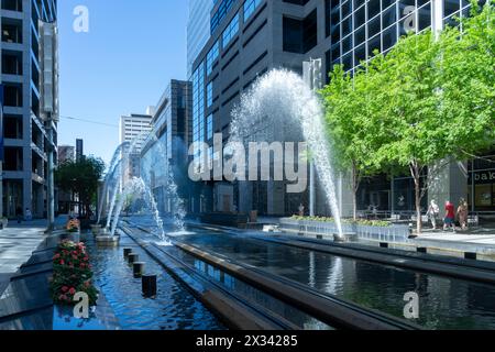 Houston, Texas, USA - 4. April 2024: Metrorail Main Street Square Fountains in Houston, Texas, USA. Stockfoto