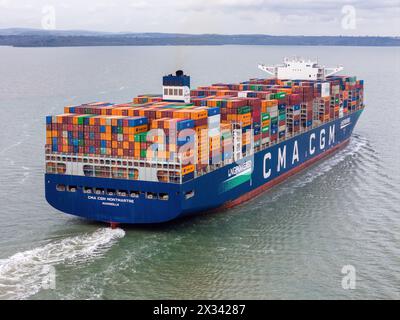 Eine Luftaufnahme des mit LNG betriebenen Ultra Large Containerschiffs CMA CGM Montmatre. Stockfoto