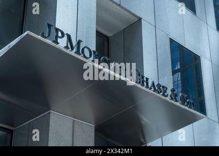 Houston, Texas, USA - 14. April 2024: Schild JPMorgan Chase and Co. Über einem der Eingänge zum JPMorgan Chase Tower im Stadtzentrum von Houston, Texas, USA. Stockfoto