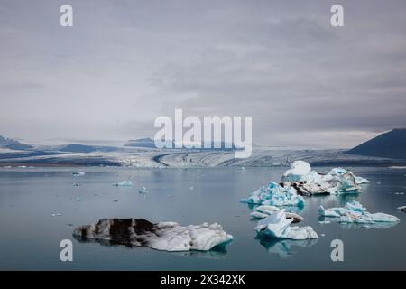 Jokulsarlon Gletscherlagune im Sommer, mit geschmolzenen Eisbergen, spektakulärer Gletscherzunge und Himmel im Hintergrund, aus der Vogelperspektive Stockfoto
