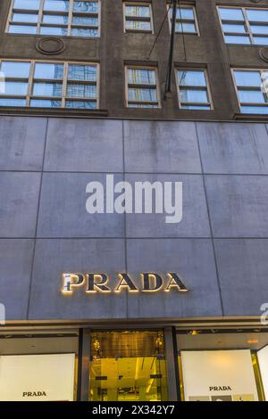 Nahaufnahme des Fassadenschildes der Boutique Prada auf der Fifth Avenue. NEW YORK USA. Stockfoto