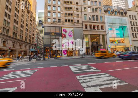 Ein wunderschöner Blick auf die Fifth Avenue mit den Coach, DJI und Microsoft Boutiquen. NEW YORK USA. Stockfoto