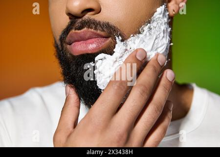 Hübscher junger Mann rasiert sich das Gesicht aus nächster Nähe. Stockfoto