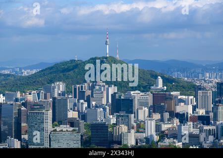Seoul, Südkorea. April 2024. Ein allgemeiner Blick auf den Namsan Tower, eines der Wahrzeichen der Innenstadt von Seoul, von Norden aus. Seoul ist offiziell die Hauptstadt der Republik Südkorea, allgemein bekannt als das größte städtische Zentrum des Landes. (Foto: Kim Jae-Hwan/SOPA Images/SIPA USA) Credit: SIPA USA/Alamy Live News Stockfoto