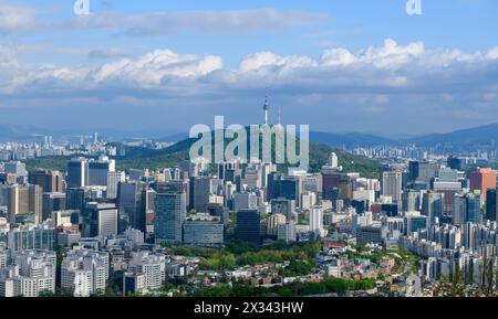 Seoul, Südkorea. April 2024. Ein allgemeiner Blick auf den Namsan Tower, eines der Wahrzeichen der Innenstadt von Seoul, von Norden aus. Seoul ist offiziell die Hauptstadt der Republik Südkorea, allgemein bekannt als das größte städtische Zentrum des Landes. (Foto: Kim Jae-Hwan/SOPA Images/SIPA USA) Credit: SIPA USA/Alamy Live News Stockfoto