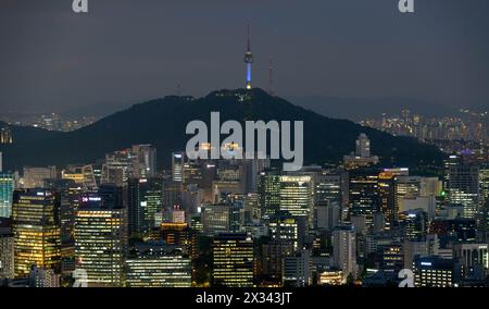 Seoul, Südkorea. April 2024. Ein allgemeiner Blick auf den Namsan Tower, eines der Wahrzeichen der Innenstadt von Seoul, von Norden aus. Seoul ist offiziell die Hauptstadt der Republik Südkorea, allgemein bekannt als das größte städtische Zentrum des Landes. (Foto: Kim Jae-Hwan/SOPA Images/SIPA USA) Credit: SIPA USA/Alamy Live News Stockfoto