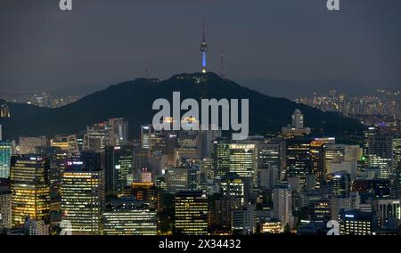 Seoul, Südkorea. April 2024. Ein allgemeiner Blick auf den Namsan Tower, eines der Wahrzeichen der Innenstadt von Seoul, von Norden aus. Seoul ist offiziell die Hauptstadt der Republik Südkorea, allgemein bekannt als das größte städtische Zentrum des Landes. (Credit Image: © Kim Jae-Hwan/SOPA Images via ZUMA Press Wire) NUR REDAKTIONELLE VERWENDUNG! Nicht für kommerzielle ZWECKE! Stockfoto