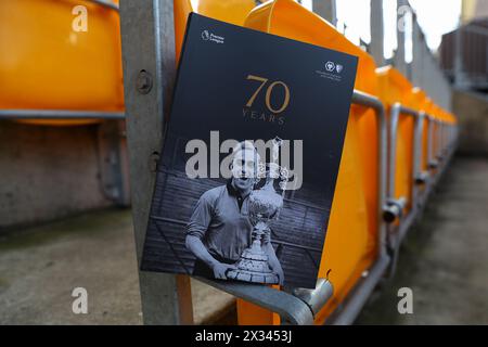 Das Spieltagsprogramm während des Premier League-Spiels Wolverhampton Wanderers gegen Bournemouth in Molineux, Wolverhampton, Großbritannien, 24. April 2024 (Foto: Gareth Evans/News Images) Stockfoto