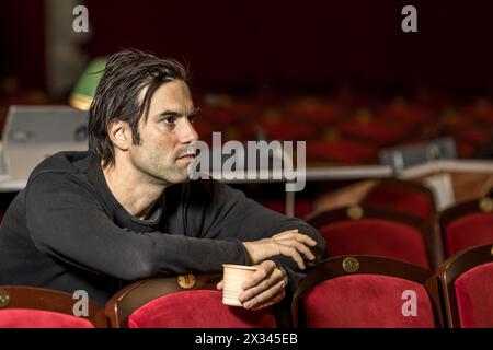 Cottbus, Deutschland. April 2024. Maximilian Simonischek sitzt während einer Probe im Auditorium des Staatstheaters Cottbus. Hier führt er das Stück "Pension Schöller". Simonischek, der vor allem als Theater- und Filmschauspieler bekannt ist, arbeitet auch als Regisseur an Theatern in Deutschland, Österreich und der Schweiz. Pension Schöller ist Simonischeks erste Regie-Arbeit für das Staatstheater Cottbus. Vermerk: Frank Hammerschmidt/dpa/Alamy Live News Stockfoto