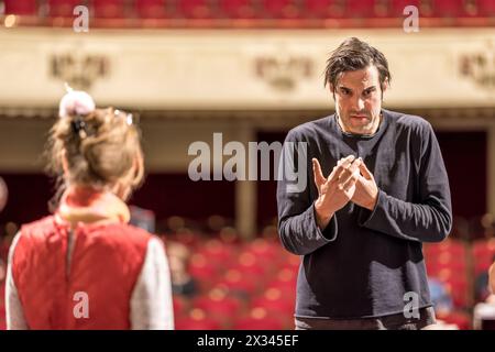 Cottbus, Deutschland. April 2024. Maximilian Simonischek steht während einer Probe auf der Bühne des Staatstheaters Cottbus. Hier führt er das Stück "Pension Schöller". Simonischek, der vor allem als Theater- und Filmschauspieler bekannt ist, arbeitet auch als Regisseur an Theatern in Deutschland, Österreich und der Schweiz. Pension Schöller ist Simonischeks erste Regie-Arbeit für das Staatstheater Cottbus. Vermerk: Frank Hammerschmidt/dpa/Alamy Live News Stockfoto