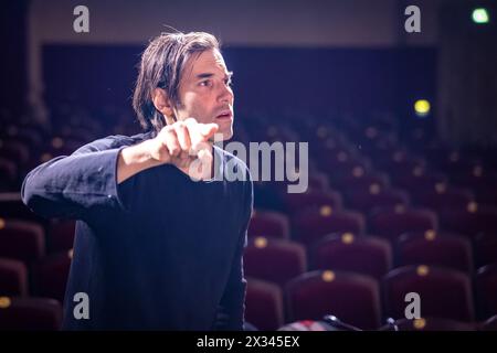 Cottbus, Deutschland. April 2024. Maximilian Simonischek steht während einer Probe auf der Bühne des Staatstheaters Cottbus. Hier führt er das Stück "Pension Schöller". Simonischek, der vor allem als Theater- und Filmschauspieler bekannt ist, arbeitet auch als Regisseur an Theatern in Deutschland, Österreich und der Schweiz. Pension Schöller ist Simonischeks erste Regie-Arbeit für das Staatstheater Cottbus. Vermerk: Frank Hammerschmidt/dpa/Alamy Live News Stockfoto