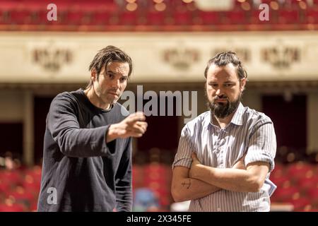 Cottbus, Deutschland. April 2024. Maximilian Simonischek (l) steht auf der Bühne des Staatstheaters Cottbus während einer Probe mit dem Schauspieler Manolo Bertling. Hier führt er das Stück "Pension Schöller". Simonischek, der vor allem als Theater- und Filmschauspieler bekannt ist, arbeitet auch als Regisseur an Theatern in Deutschland, Österreich und der Schweiz. Pension Schöller ist Simonischeks erste Regie-Arbeit für das Staatstheater Cottbus. Vermerk: Frank Hammerschmidt/dpa/Alamy Live News Stockfoto