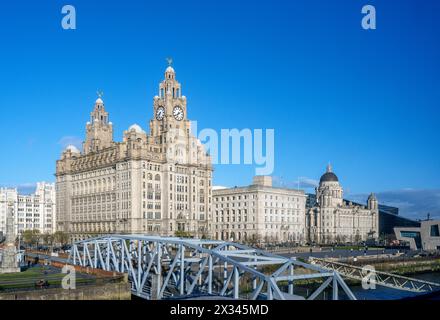 Die drei Graces am Pier Head, Liverpool, Merseyside, England, Großbritannien. Blick von der Fähre Liverpool-Isle of man. Stockfoto