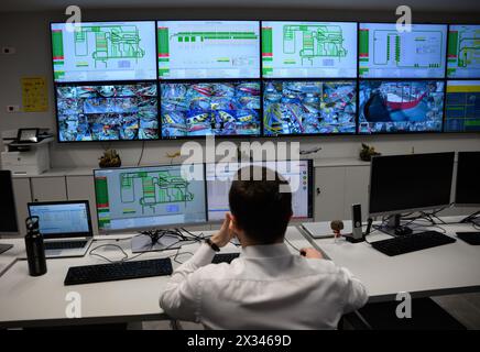 Istanbul, Türkei. April 2024. Ein Mann sitzt im Überwachungsraum des DHL Express Logistikzentrums in Istanbul und beobachtet die betrieblichen Abläufe. Quelle: Bernd von Jutrczenka/dpa/Alamy Live News Stockfoto