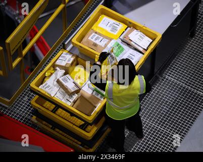 Istanbul, Türkei. April 2024. Pakete und Pakete werden im DHL Express Logistikzentrum in Istanbul gescannt und sortiert. Quelle: Bernd von Jutrczenka/dpa/Alamy Live News Stockfoto