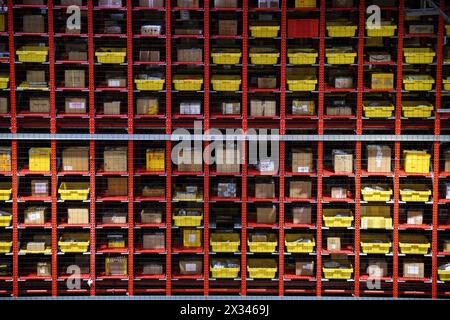 Istanbul, Türkei. April 2024. Pakete und Pakete werden im DHL Express Logistikzentrum in Istanbul gescannt und sortiert. Quelle: Bernd von Jutrczenka/dpa/Alamy Live News Stockfoto