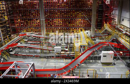Istanbul, Türkei. April 2024. Pakete und Pakete werden auf Förderbändern verlaufen und im DHL Express Logistikzentrum in Istanbul gescannt und sortiert. Quelle: Bernd von Jutrczenka/dpa/Alamy Live News Stockfoto