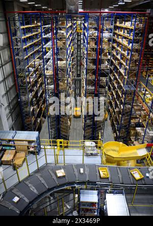 Istanbul, Türkei. April 2024. Pakete und Pakete werden auf Förderbändern verlaufen und im DHL Express Logistikzentrum in Istanbul gescannt und sortiert. Quelle: Bernd von Jutrczenka/dpa/Alamy Live News Stockfoto