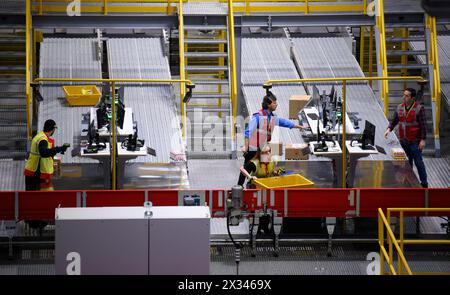 Istanbul, Türkei. April 2024. Pakete und Pakete werden auf Förderbändern verlaufen und im DHL Express Logistikzentrum in Istanbul gescannt und sortiert. Quelle: Bernd von Jutrczenka/dpa/Alamy Live News Stockfoto