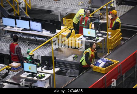 Istanbul, Türkei. April 2024. Pakete und Pakete werden auf Förderbändern verlaufen und im DHL Express Logistikzentrum in Istanbul gescannt und sortiert. Quelle: Bernd von Jutrczenka/dpa/Alamy Live News Stockfoto