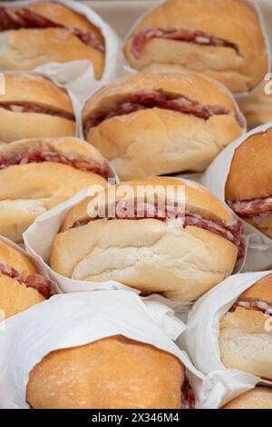 Italien, Lombardei, Crema, Festa del Salame Nobile Cremasco Festival, Salami-Sandwichs Stockfoto