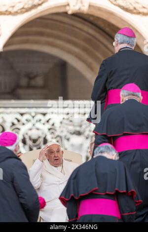 Papst Franziskus begrüßt die Bischöfe während der Generalaudienz am Mittwoch in St. Petersplatz. Stockfoto