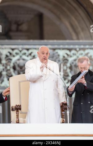 Papst Franziskus überbringt seinen Segen während der Generalaudienz am Mittwoch in St. Petersplatz. Stockfoto