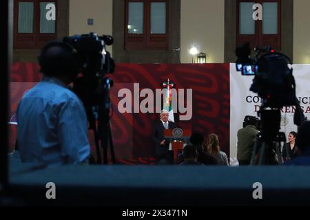 Mexiko-Stadt, Mexiko. April 2024. Mexikos Präsident Andres Manuel Lopez Obrador sprach während seiner täglichen Briefing-Konferenz im Nationalpalast. (Kreditbild: © Carlos Santiago/eyepix via ZUMA Press Wire) NUR REDAKTIONELLE VERWENDUNG! Nicht für kommerzielle ZWECKE! Stockfoto