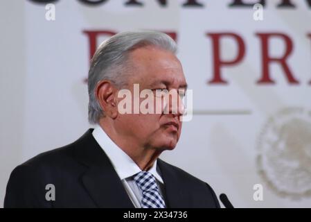 Mexiko-Stadt, Mexiko. April 2024. Mexikos Präsident Andres Manuel Lopez Obrador sprach während seiner täglichen Briefing-Konferenz im Nationalpalast. Am 24. April 2024 in Mexiko-Stadt. (Foto von Carlos Santiago) Credit: SIPA USA/Alamy Live News Stockfoto