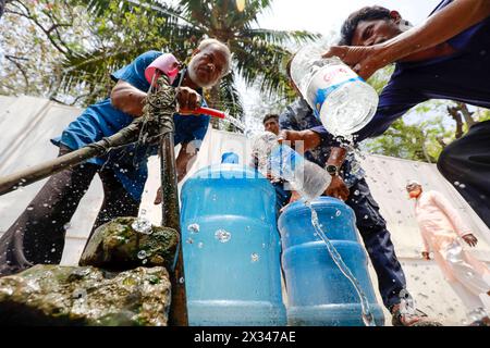 Während des heißen Sommertages sammeln Bangladesch am 22. April 2024 Trinkwasser aus einer Wasserversorgung am Straßenrand in Dhaka, Bangladesch. In der Hauptstadt Dhaka erreichte die Temperatur am 16. April 40,6° Celsius (105,1° Fahrenheit), die höchste seit 58 Jahren, was das Leben der Menschen bei geringer Luftfeuchtigkeit länger als eine Woche unerträglich machte, so Beamte des Meteorologischen Departements von Bangladesch (BMD). Fünf Arten von Gasschichten wurden in Dhakas Luft erzeugt. Diese Gase wurden aus Müllhalden, Ziegelöfen, Fahrzeugen und den Abgasen aus der Industrie erzeugt. Diese Gase Stockfoto