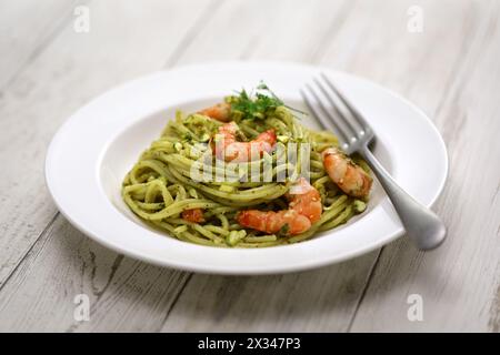 Sizilianische Pasta mit Pistazien-Pesto und Garnelen, italienische Küche Stockfoto