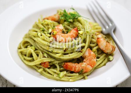 Sizilianische Pasta mit Pistazien-Pesto und Garnelen, italienische Küche Stockfoto