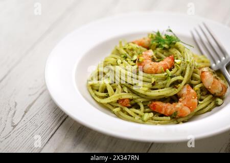 Sizilianische Pasta mit Pistazien-Pesto und Garnelen, italienische Küche Stockfoto