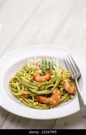 Sizilianische Pasta mit Pistazien-Pesto und Garnelen, italienische Küche Stockfoto