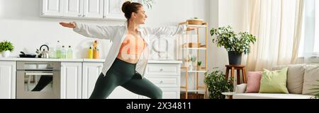 Eine Frau mittleren Alters findet durch Yoga in ihrem Zuhause Frieden und Kraft. Stockfoto