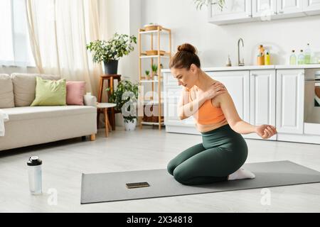 Frauen mittleren Alters trainieren auf einer Yogamatte in einem gemütlichen Wohnzimmer. Stockfoto