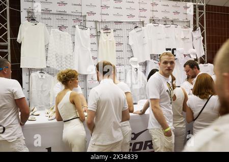 RUSSLAND, MOSKAU – 12. Juni 2015: Menschen in weiß im Lamoda-Geschäft im Olympiysky-Sportkomplex, bevor die Sensation Wicked Wonderland-Show beginnt. Stockfoto
